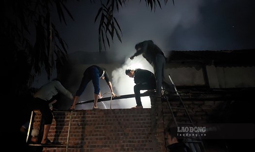 Người dân đã cùng nhau dập tắt đám cháy tại nhà của ông L (xã Phú Lạc, huyện Cẩm Khê). Ảnh: Tô Công.