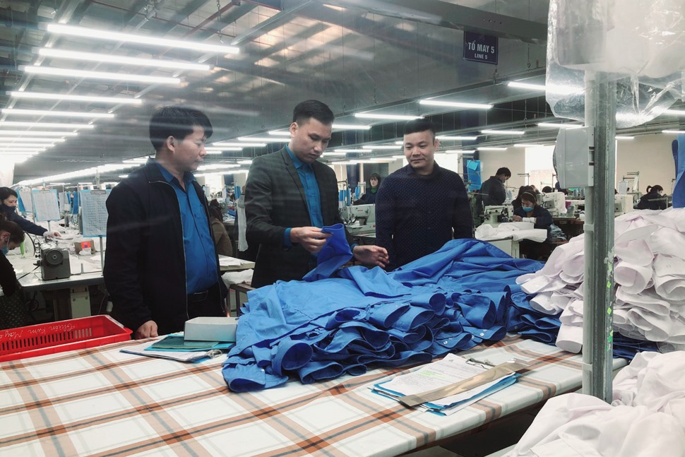 Cán bộ Công đoàn các KKT tỉnh Hà Tĩnh nắm bắt tình hình sản xuất tại Xí nghiệp may 10. Ảnh: CĐ.