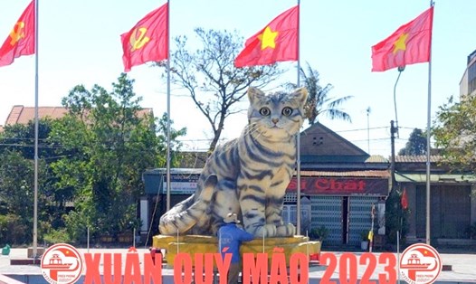 Linh vật mèo được đặt ở Quảng trường trung tâm huyện Triệu Phong. Ảnh: HT.