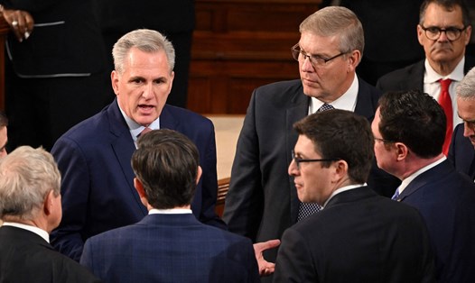 Ông Kevin McCarthy (trái) thất bại trong 3 lần bỏ phiếu bầu chủ tịch Hạ viện Mỹ hôm 3.1.2023. Ảnh: AFP