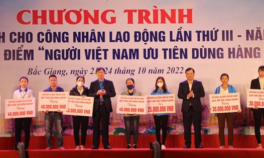Lãnh đạo UBND tỉnh và Liên đoàn Lao động tỉnh Bắc Giang trao hỗ trợ xây Mái ấm Công đoàn cho công nhân lao động, tổ chức vào tháng 10.2022. Ảnh: LĐLĐ tỉnh Bắc Giang