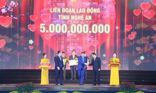 Hưởng ứng chương trình “Tết vì người nghèo xuân Quý Mão 2023”, LĐLĐ tỉnh Nghệ An đã trích kinh phí hoạt động, ủng hộ số tiền 5 tỉ đồng. Ảnh: Thanh Tùng
