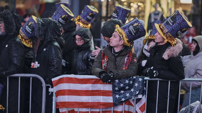 Người dân đón giao thừa ở Quảng trường Thời đại, New York, Mỹ, ngày 31.12.2022. Ảnh: AFP