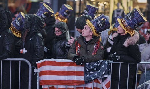 Người dân đón giao thừa ở Quảng trường Thời đại, New York, Mỹ, ngày 31.12.2022. Ảnh: AFP