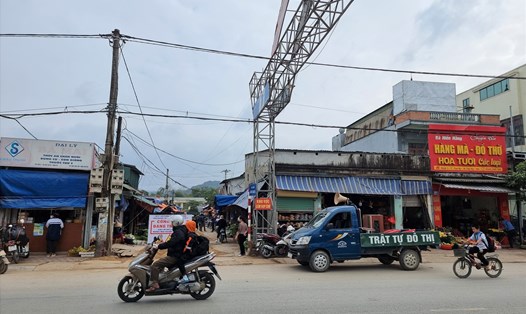 Xe trật tự đô thị thị trấn Tân Kỳ (Nghệ An) đậu giữa lòng đường, ngay trước kiốt của dân và mở loa tuyên truyền. Ảnh: Quang Đại