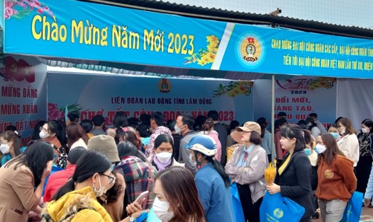 Đoàn viên, NLĐ ở Lâm Đồng phấn khởi tham gia "Chợ tết Công đoàn năm 2023". Ảnh Đức Thiệm