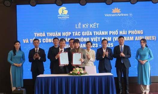 Lãnh đạo Sở Du lịch Hải Phòng và lãnh đạo Vietnam Airlines ký kết hợp tác phát triển giai đoạn 2023 - 2025. Ảnh: H.Nhung