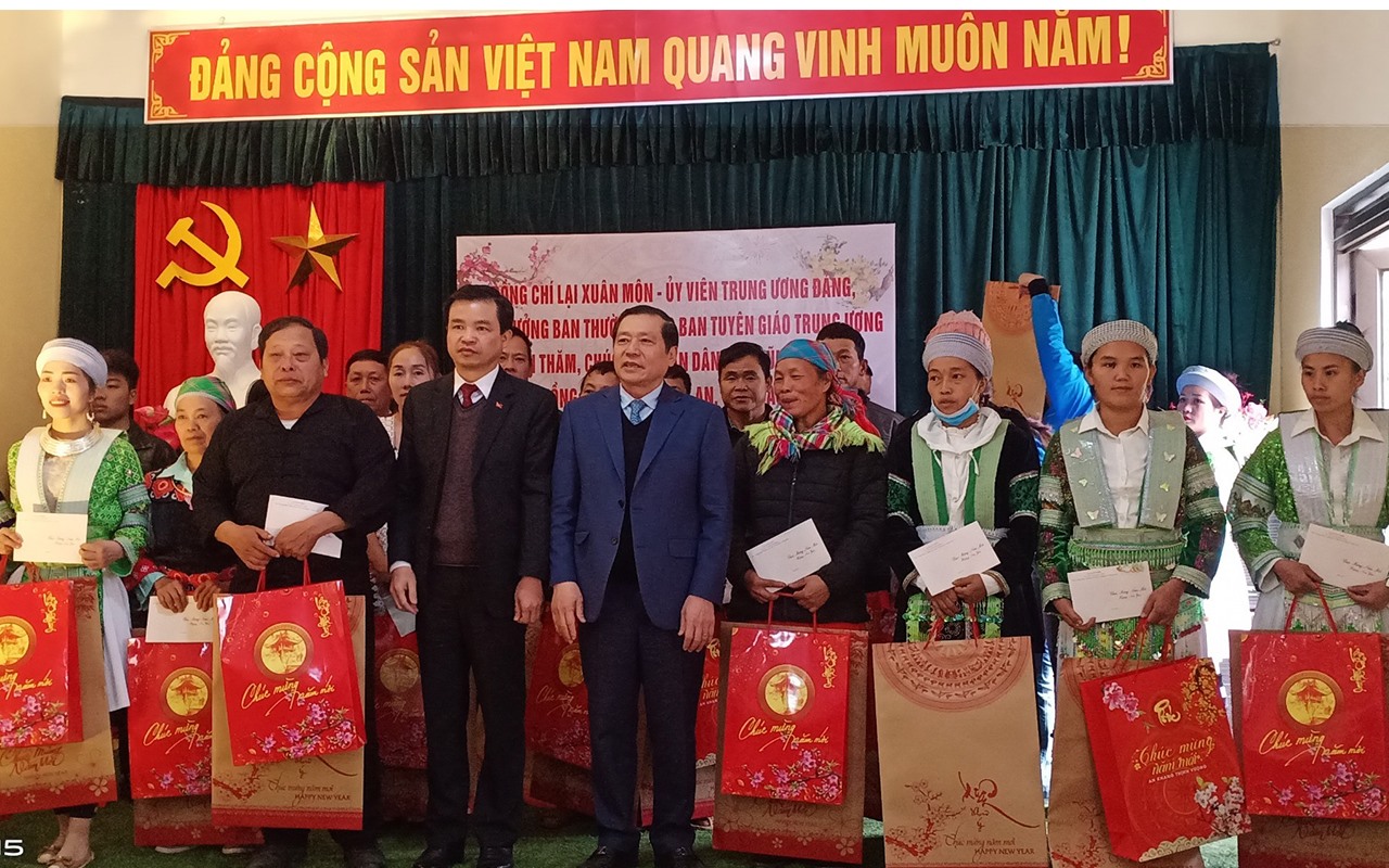 Phó Trưởng ban Thường trực Ban Tuyên giáo Trung ương Lại Xuân Môn cùng LĐLĐ tỉnh Cao Bằng trao hàng trăm suất quà Tết đến tay đoàn viên, người lao động và người dân trên địa bàn huyện Hoà An. Ảnh: Thuỳ Dương