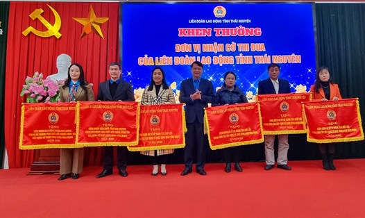 Các tập thể thuộc LĐLĐ tỉnh Thái Nguyên được nhận Cờ thi đua của Tổng LĐLĐVN. Ảnh: Công đoàn Thái Nguyên