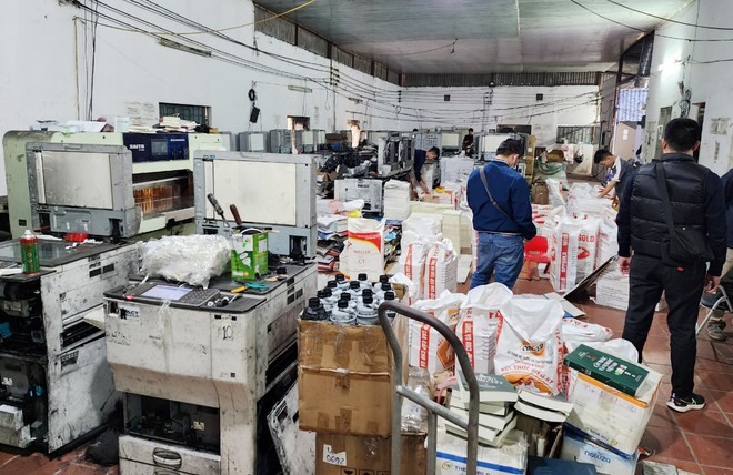 Triệt phá đường dây sản xuất sách giả ở Hà Nội, thu giữ hơn 100 tấn sách