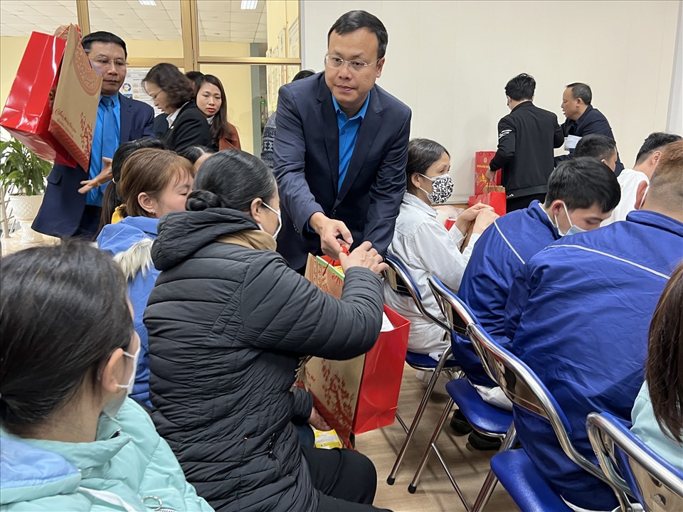 Chủ tịch Liên đoàn Lao động Thành phố Hà Nội trực tiếp trao quà Tết hỗ trợ người lao động tại Công ty Cổ phần Nhựa Hà Nội. Ảnh: Linh Nguyên