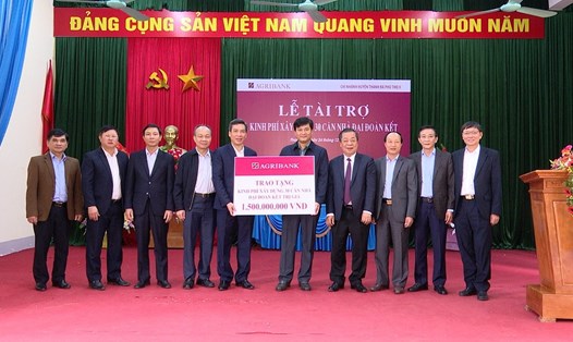 Lãnh đạo Ngân hàng Nhà nước Việt Nam và Tổng giám đốc Agribank Phạm Toàn Vượng (đứng thứ 5 từ phải sang) trao tài trợ xây dựng 30 căn nhà đại đoàn kết cho huyện Thanh Ba – Phú Thọ. Nguồn: Agribank