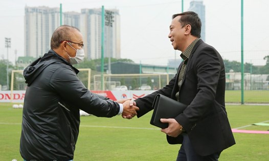 Chủ tịch VFF Trần Quốc Tuấn trong buổi gặp mặt đầu năm với huấn luyện viên Park Hang-seo và tuyển Việt Nam ngày 1.1. Ảnh: VFF