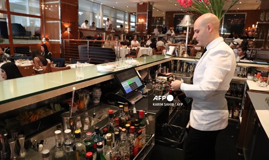Quầy bar tại một nhà hàng ở Dubai. Ảnh: AFP
