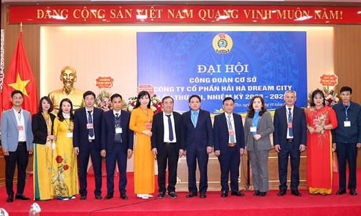 Lãnh đạo Liên đoàn Lao động thành phố Việt Trì, lãnh đạo công ty và các đại biểu chụp ảnh cùng Ban chấp hành khoá mới. Ảnh:  Hoàng Tuấn