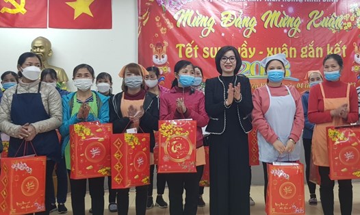 120 suất quà Tết được trao cho đoàn viên, người lao động có hoàn cảnh khó khăn tại Công Ty TNHH May Nien Hsing Ninh Bình. Ảnh: Diệu Anh