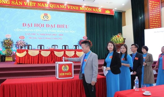 Các đại biểu bỏ phiếu bầu ban chấp hành tại đại hội công đoàn cơ sở Công ty TNHH MANI Hà Nội (huyện Phổ Yên, Thái Nguyên) nhiệm kỳ 2023-2028. Ảnh: Công đoàn Thái Nguyên