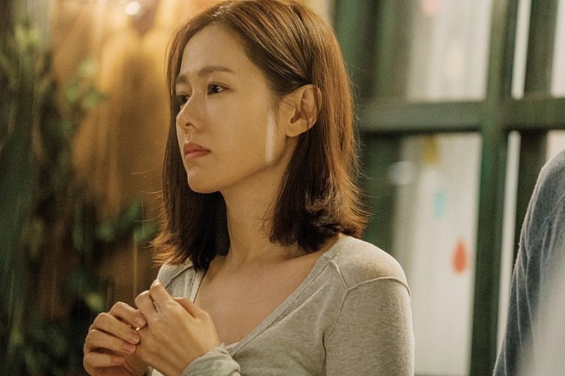Son Ye Jin không ngại “cởi” trên màn ảnh. Ảnh: Lotte.