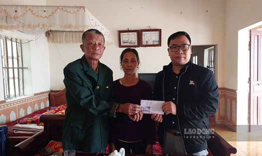 Đại diện Quỹ XHTT Tấm Lòng Vàng Lao Động đã thăm hỏi, động viên gia đình nạn nhân vụ sạt lở Mỏ Titan ở Bình Thuận. Ảnh: Anh Tâm.