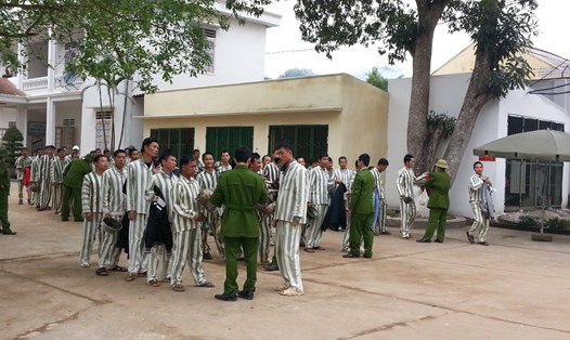 Cán bộ quản giáo trại giam Tân Kỳ (Bộ Công an) kiểm tra các phạm nhân nam sau buổi lao động. Ảnh: Việt Dũng