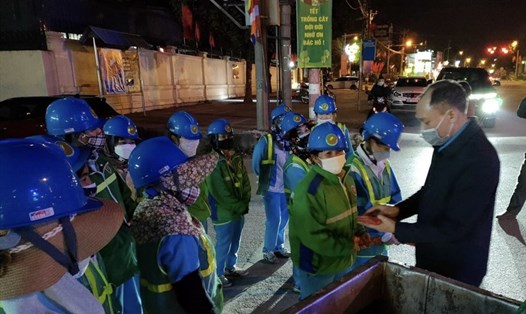 Chủ tịch Liên đoàn Lao động huyện Sóc Sơn thăm hỏi công nhân lao động làm nhiệm vụ đêm giao thừa Tết Nhâm Dần 2022 (ảnh minh hoạ). Ảnh: Thanh Nhàn