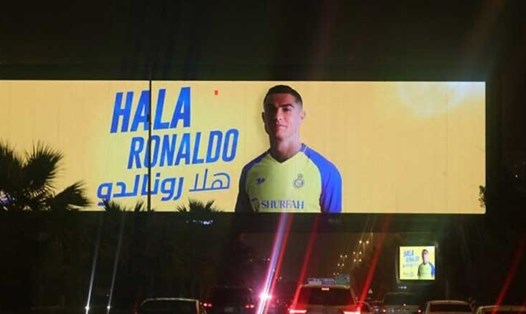Một tấm ảnh lớn quảng cáo lớn của Ronaldo trong màu áo Al Nassr được chụp trên đường phố ở Thủ đô Riyhad, Saudi Arabia. Ảnh: AFP