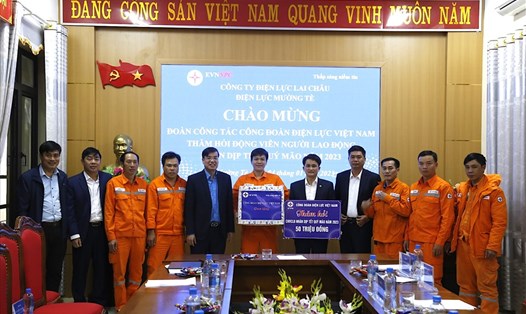 Lãnh đạo Công đoàn Điện lực Việt Nam tặng quà công nhân vùng sâu, vùng xa. Ảnh: Nguyễn Lương