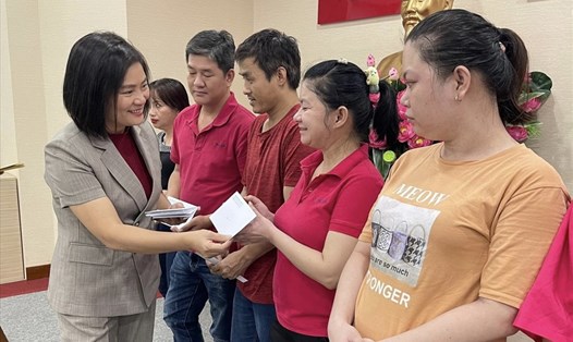 Chủ tịch Công đoàn Dệt may Việt Nam Phạm Thị Thanh Tâm đã đến thăm và trực tiếp trao quà cho các đoàn viên, người lao động. Ảnh: Hải Yến
