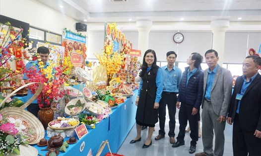 Các sản phẩm trưng bày của CNVC-LĐ tỉnh Gia Lai đầy không khí Tết. Ảnh Thanh Tuấn
