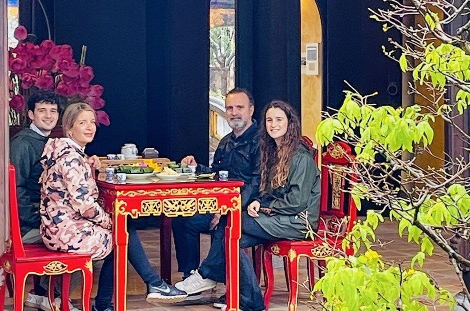 Du khách thưởng trà tại Đại nội Huế sáng 5.1. Ảnh: Bảo Minh