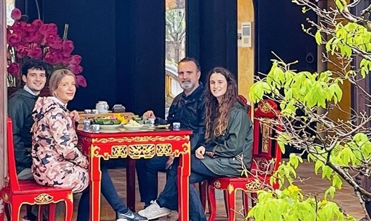 Du khách thưởng trà tại Đại nội Huế sáng 5.1. Ảnh: Bảo Minh