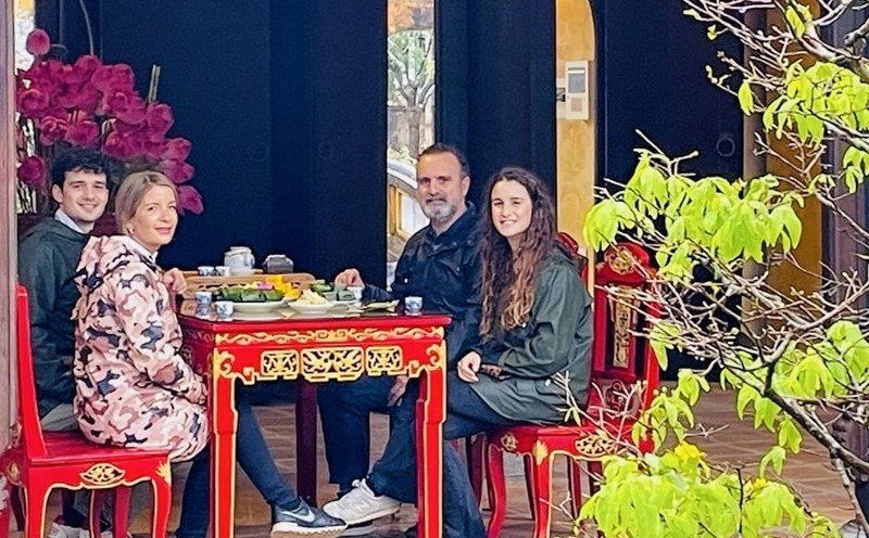 Du khách thưởng trà tại Đại nội Huế sáng 5.1. Ảnh: Bảo Minh