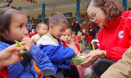 Trao quà cho trẻ em xã Môn Sơn, huyện Con Cuông (Nghệ An). Ảnh: Quỳnh Trang