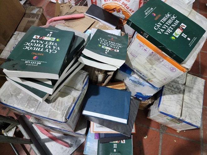 Các đầu sách giả công an thu giữ. Ảnh: Ý Hưng