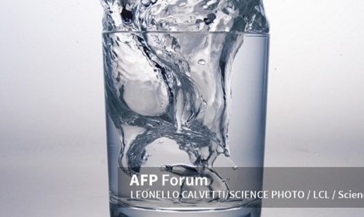 Uống một chút nước sau khi thức dậy vào buổi sáng rất tốt cho sức khỏe. Ảnh: AFP