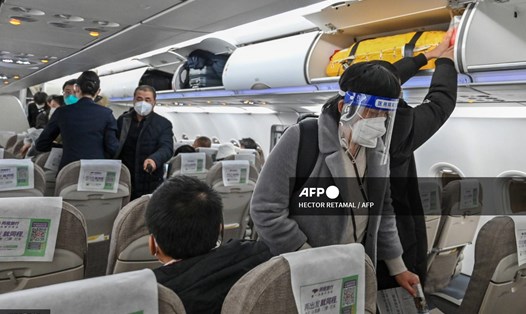 Hành khách trên chuyến bay nội địa tại sân bay quốc tế Phố Đông Thượng Hải, Trung Quốc. Ảnh: AFP