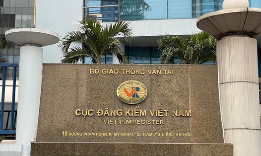 Chiều cùng ngày, lực lượng chức năng đã khám xét tại trụ sở Cục Đăng kiểm Việt Nam. Ảnh; Việt Dũng