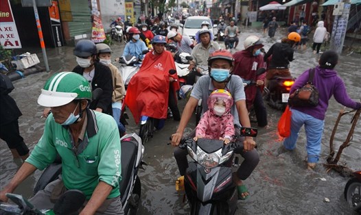 Cảnh báo nguy cơ ngập lụt vùng trũng thấp do mưa lớn ở Nam Bộ. Ảnh: Minh Quân.