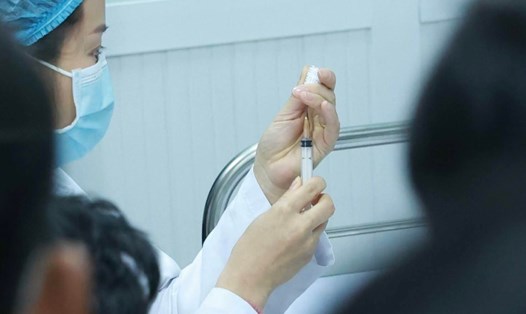 Người dân cần tiếp tục tiêm vaccine phòng COVID-19. Ảnh: Hải Nguyễn