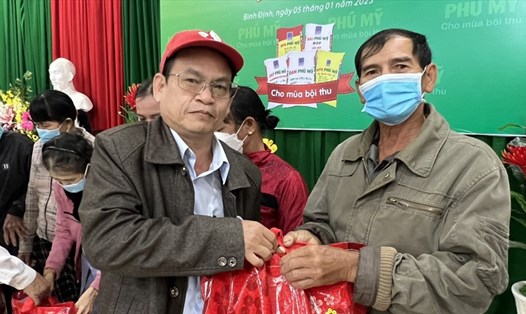 Trao 600 suất quà tết cho người dân có hoàn cảnh khó khăn tại Bình Định. Ảnh: Quốc Chính
