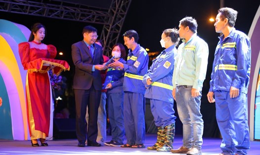 Ông Phan Văn Anh, Phó Chủ tịch Tổng Liên đoàn Lao động Việt Nam trao quà đến công nhân lao động Đà Nẵng tại Chợ Tết Công đoàn 2023. Ảnh: Văn Trực