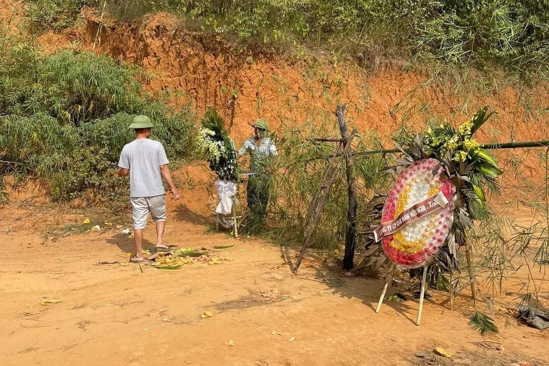 Vụ lập chốt chặn xe chở đất: Dân nói phản ánh nhiều, xã bảo không nhận được