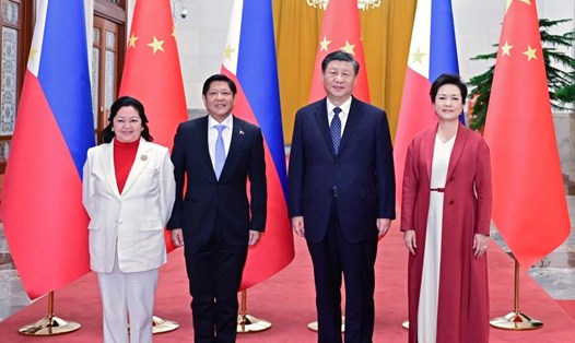 Chủ tịch Trung Quốc Tập Cận Bình và Tổng thống Philippines Ferdinand Marcos Jr trong lễ đón tại Đại lễ đường Nhân dân ở Bắc Kinh. Ảnh: Tân Hoa Xã
