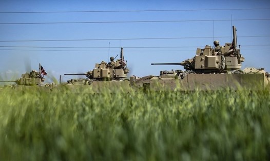 Phương tiện chiến đấu Bradley của Mỹ tuần tra vùng nông thôn tỉnh Hasakeh, đông bắc Syria. Ảnh: AFP