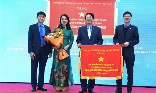 Phó Chủ tịch Tổng LĐLĐVN Ngọ Duy Hiểu (ngoài cùng bên phải) trao tặng Công đoàn Tổng Công ty Hàng hải Việt Nam Cờ thi đua của Chính phủ. Ảnh: Hà Anh
