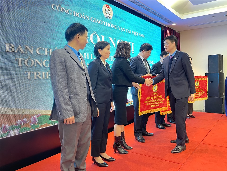 Phó Chủ tịch Tổng LĐLĐVN Ngọ Duy Hiểu tặng Cờ thi đua của Tổng LĐLĐVN cho các tập thể trực thuộc Công đoàn Giao thông Vận tải Việt Nam. Ảnh: Hà Anh