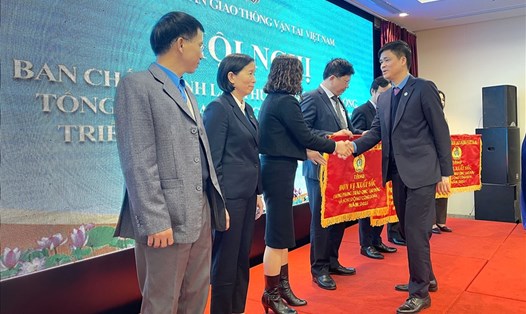 Phó Chủ tịch Tổng LĐLĐVN Ngọ Duy Hiểu tặng Cờ thi đua của Tổng LĐLĐVN cho các tập thể trực thuộc Công đoàn Giao thông Vận tải Việt Nam. Ảnh: Hà Anh