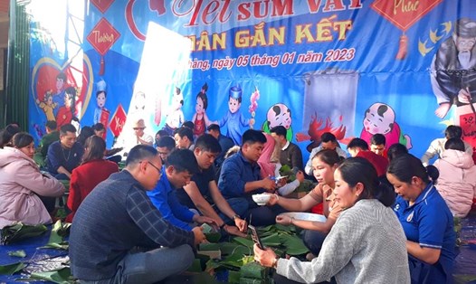 LĐLĐ huyện Tủa Chùa, Điện Biên tổ chức gói bánh chưng xanh trong Chương trình “Tết sum vầy - Xuân gắn kết” . Ảnh: Trần Nga