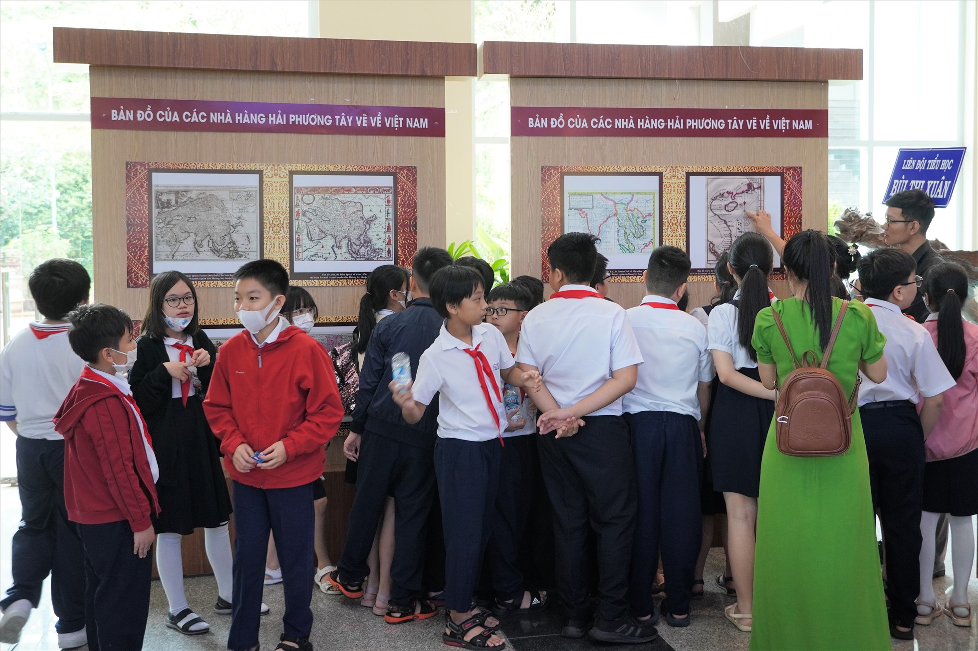 Các em học sinh tham quan, tìm hiểu về chuyên đề đang được triển lãm. Ảnh: Thành an