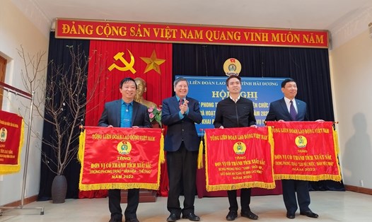 Phó Chủ tịch thường trực Tổng LĐLĐ Việt Nam Trần Thanh Hải trao cờ thi đua chuyên đề cho các tập thể ngày 6.1. Ảnh: Diệu Thúy